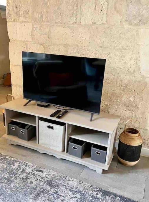 Au Pays De Gide Feutre Dans Un Chateau * Lussan (Gard)