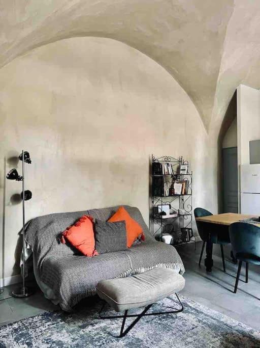 Au Pays De Gide Feutre Dans Un Chateau * Lussan (Gard)